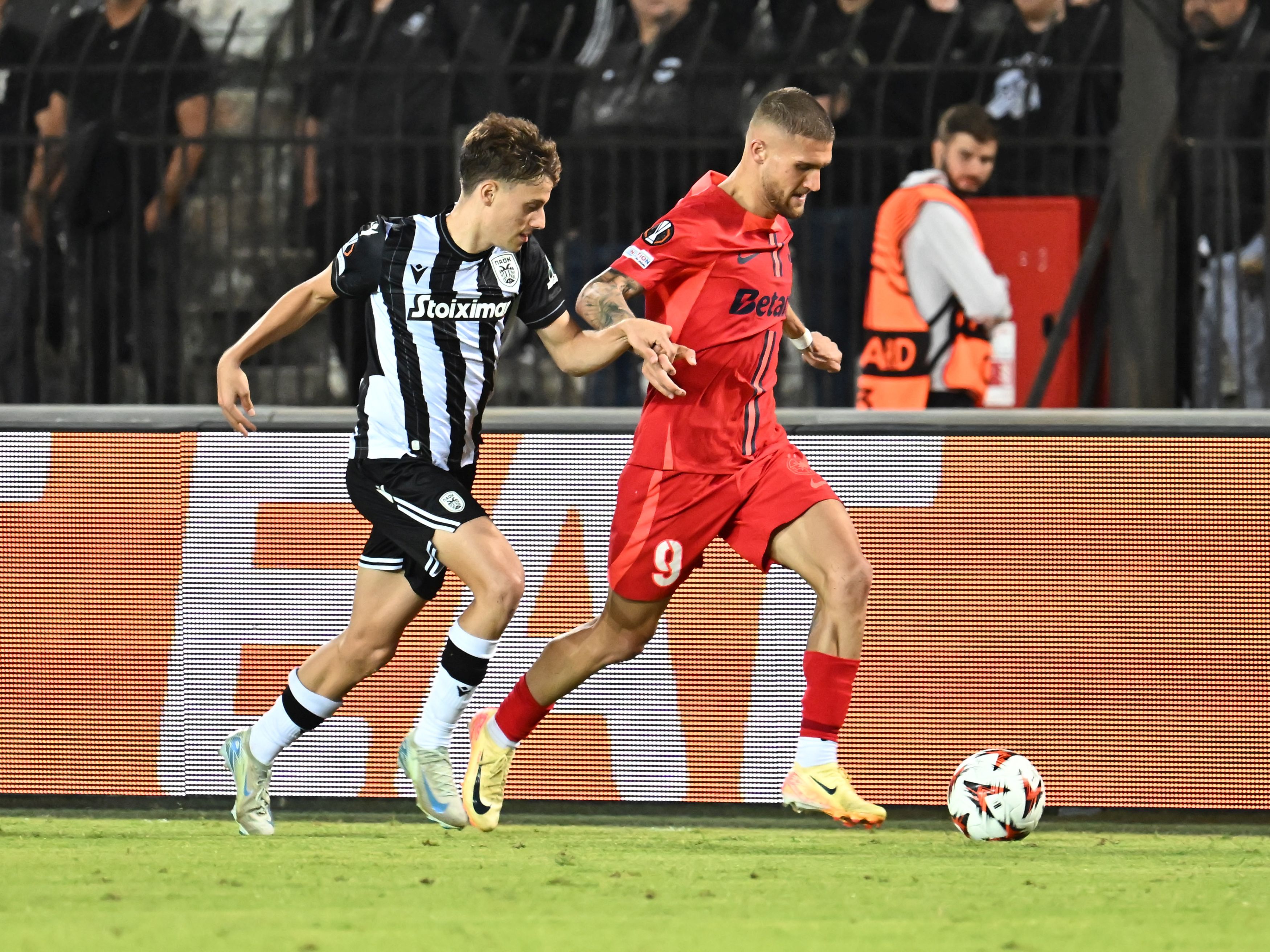 FCSB a câștigat la PAOK Salonic cu 1-0 după un final dramatic, în care echipa lui Răzvan Lucescu a lovit bara