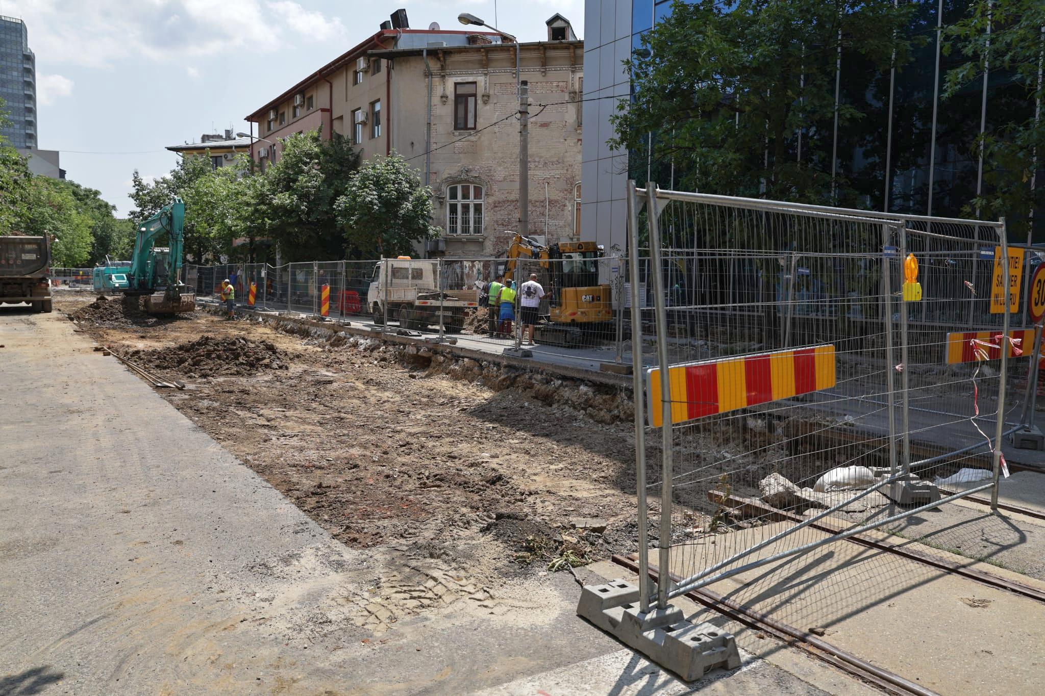 „Haos total! Tremură casa când trec utilajele”. Am mers pe șantierul STB să vedem cum se lucrează la schimbarea liniilor de tramvai