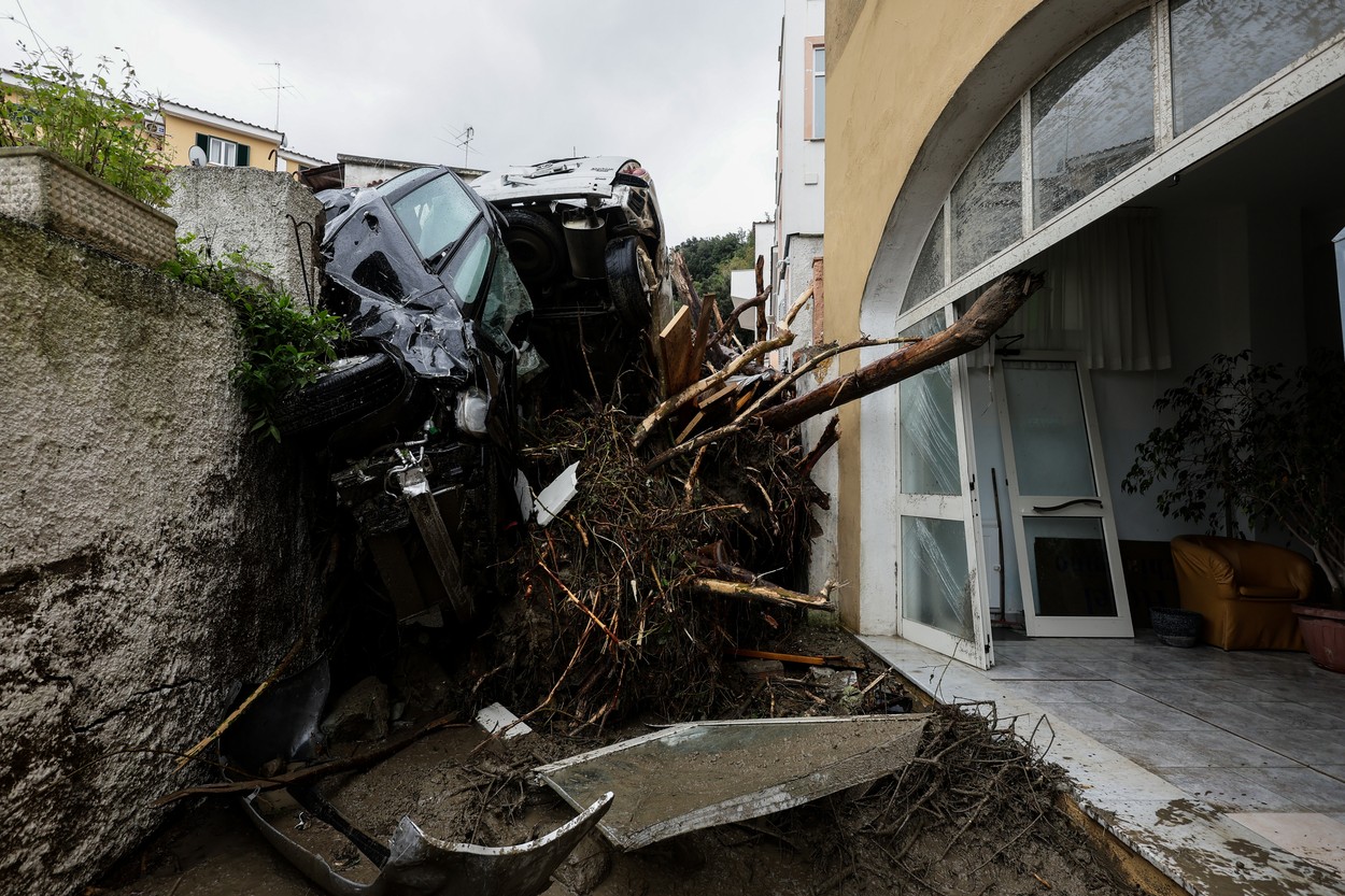 Alunecare masivă de teren pe insula italiană Ischia. O persoană a murit, 11 sunt date dispărute și zeci de case au fost înghițite de ape