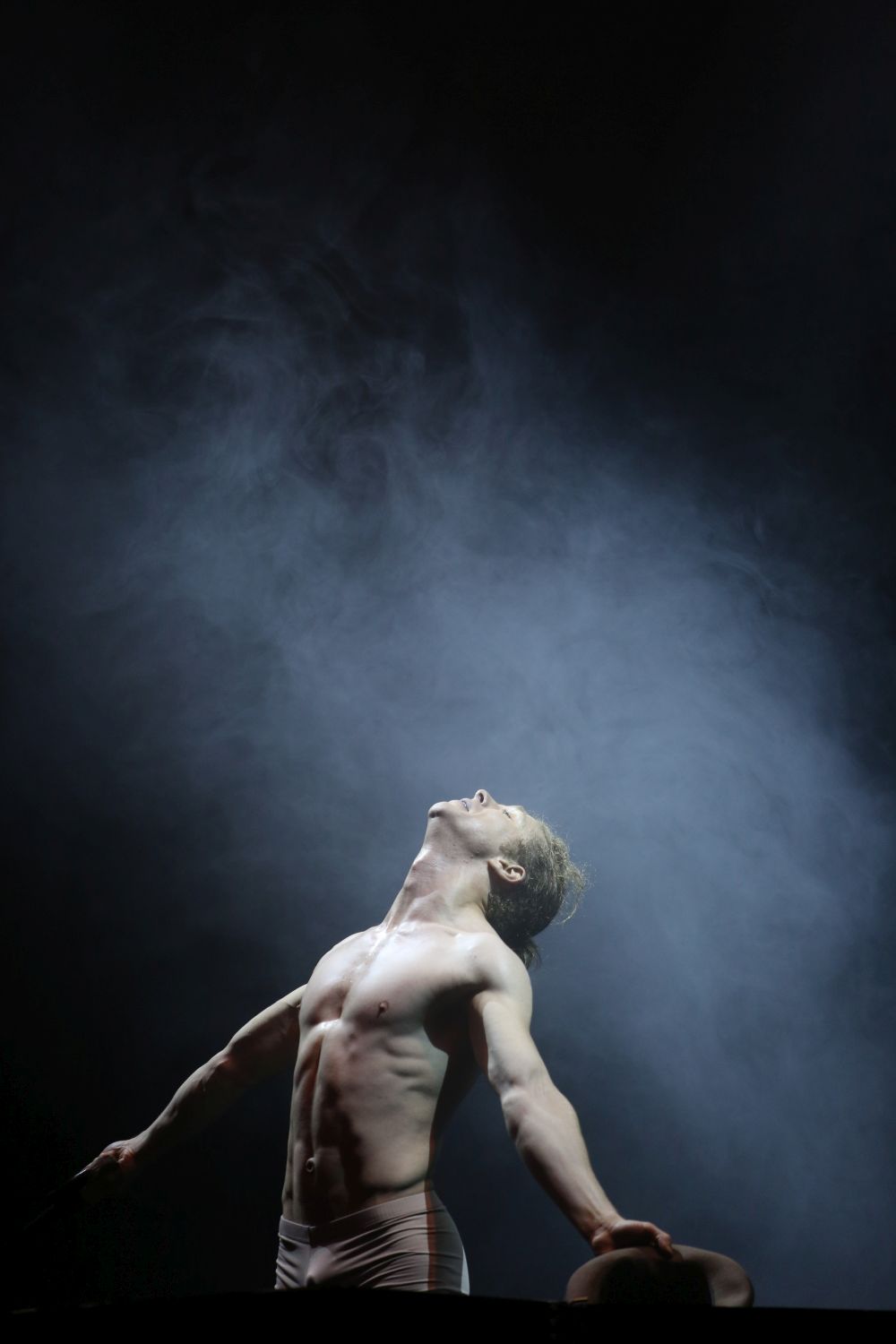 Băiatul teribil al teatrului românesc și-a serbat ziua pe scenă! Actorul Lari Giorgescu a avut parte de o aniversare-surpriză în turneu la Cluj