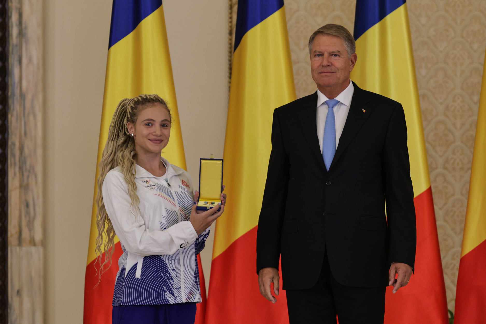 Gafă a președintelui Iohannis la decorarea medaliaţilor de la JO Paris. A spus „comemorarea”, în loc de „ceremonia” | VIDEO