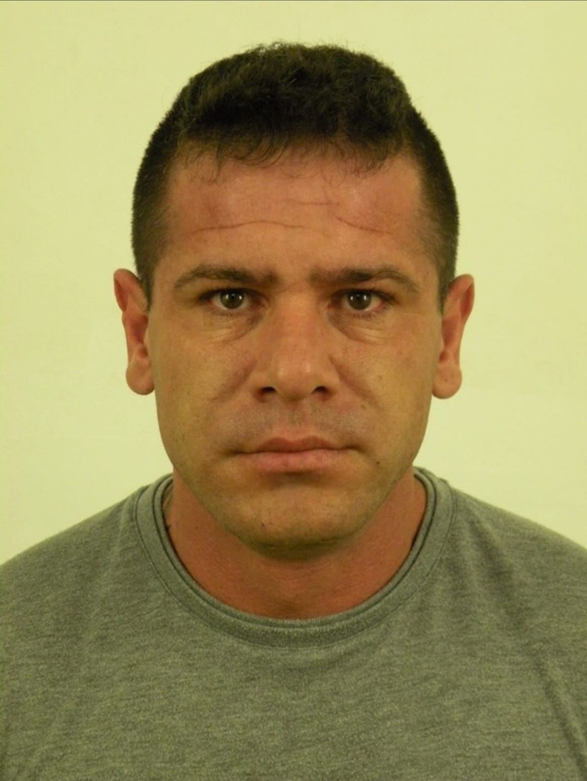 Doi dintre hoții care au spart bancomatul din Şiria au scăpat din mâinile Poliției, când erau duși la tribunal. Unul a fost prins, al doilea este căutat