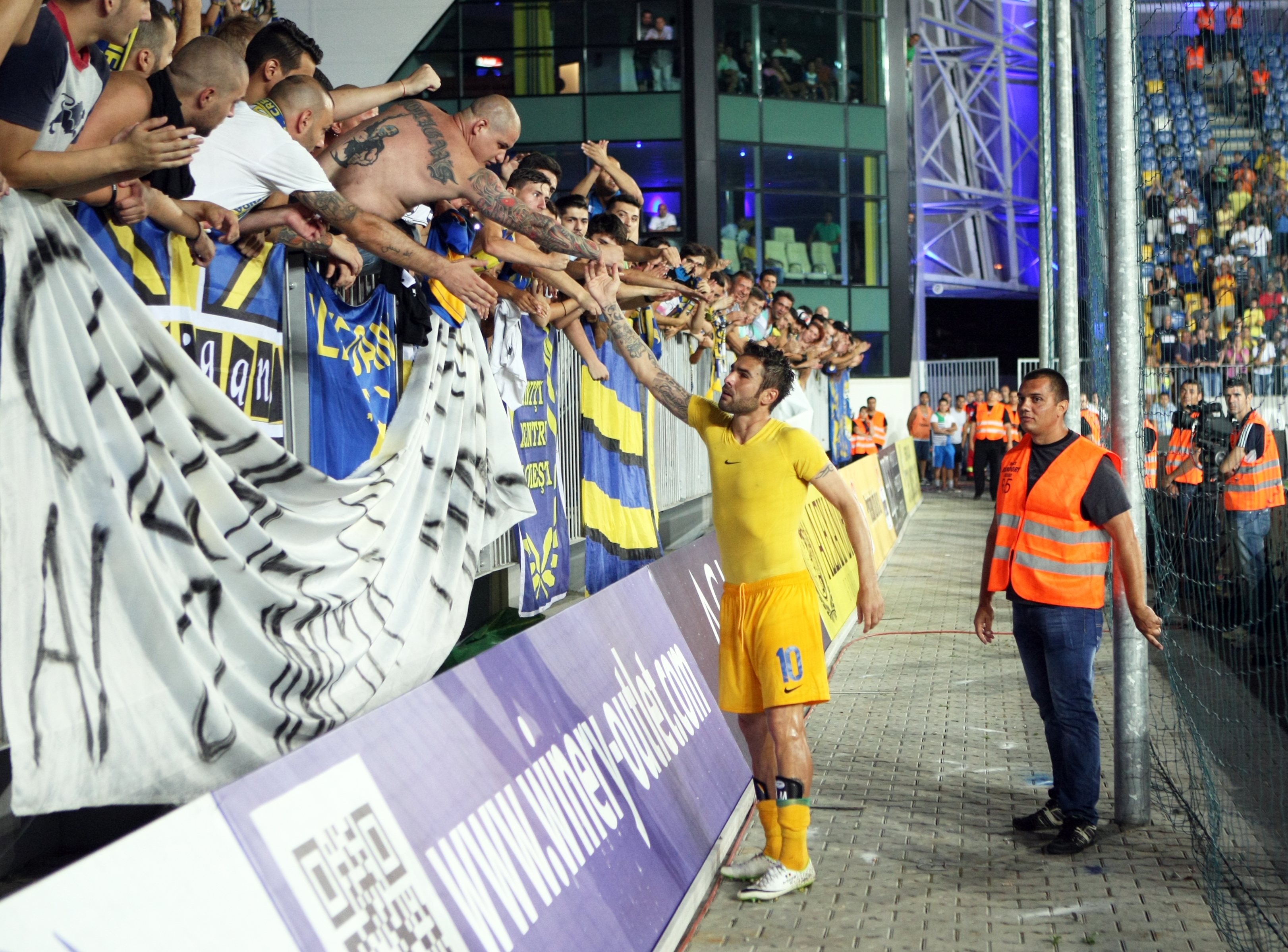 Fotbaliştii de la Nurnberg, pedepsiţi de suporteri: ”DEZBRĂCAŢI-VĂ!”
