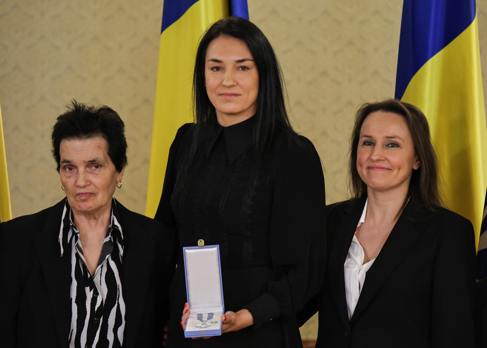 Cristina Neagu, în negru din cap până în picioare când a fost decorată de Ilie Bolojan. Cât costă geanta pe care a asortat-o la rochia elegantă