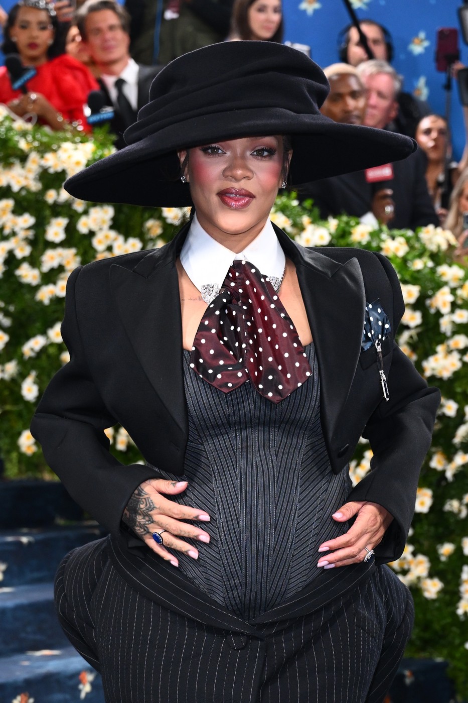 Rihanna e însărcinată cu al treilea copil cu A$AP Rocky. Cum a apărut îmbrăcată la Met Gala 2025, unde tema a fost dedicată modei masculine