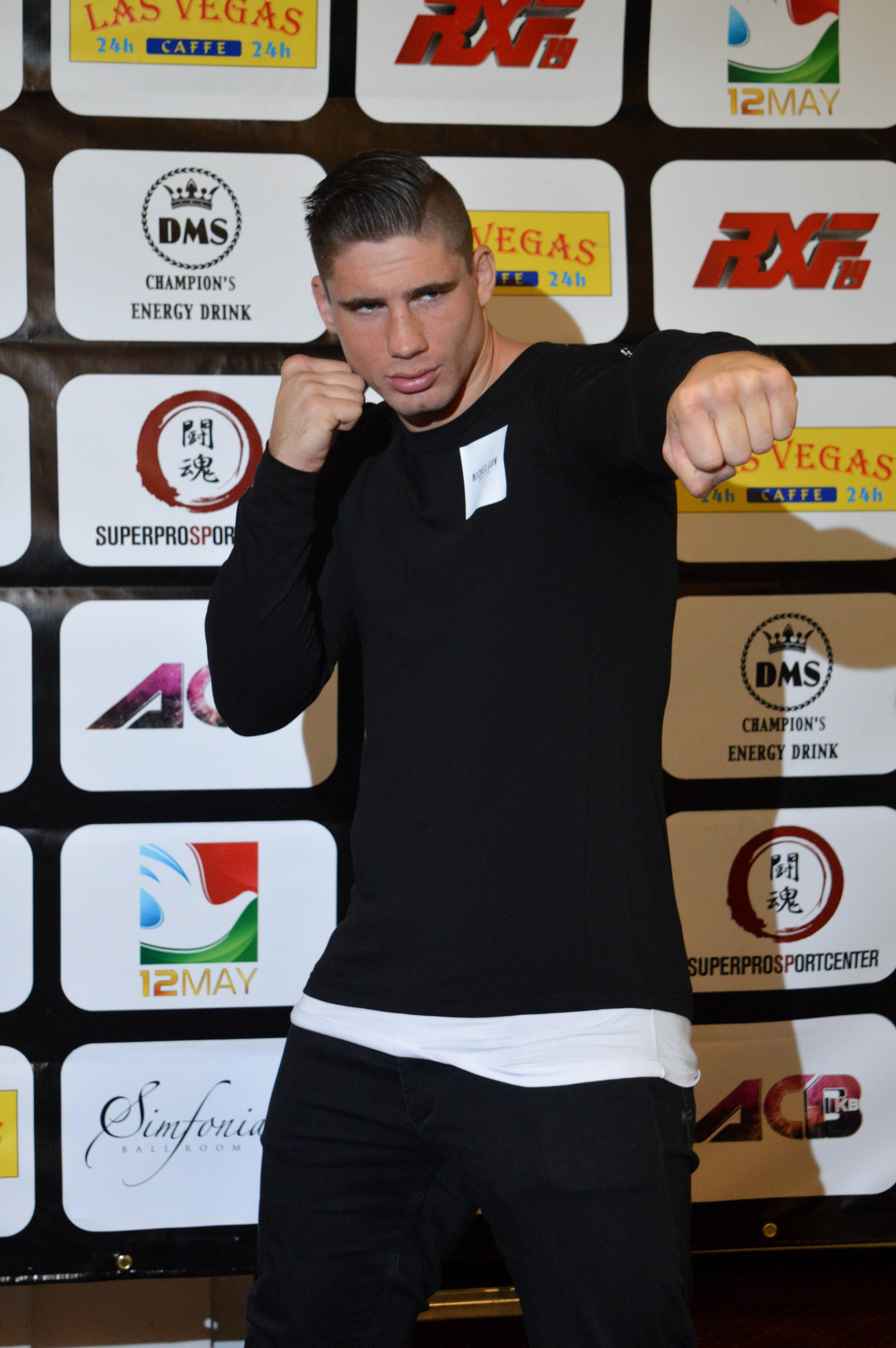 Prinţul kickboxingului, olandezul Rico Verhoeven, intră în cuşcă la RXF 20 / GALERIE FOTO