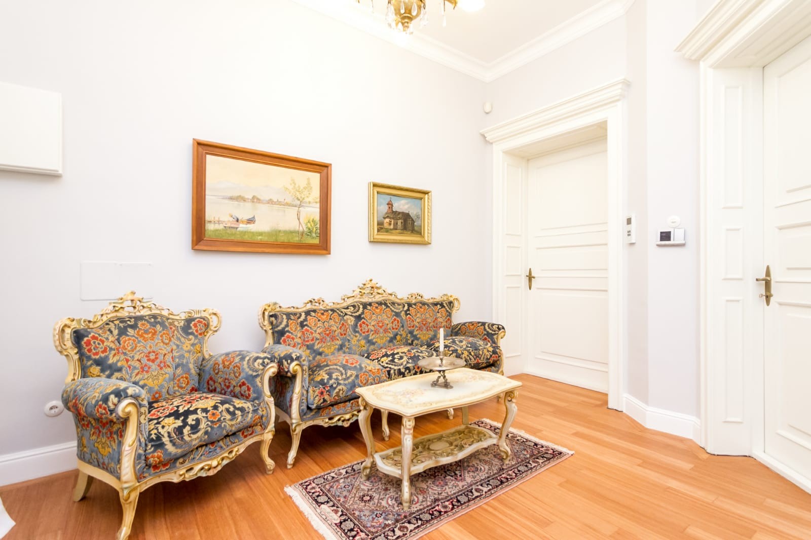 FOTO/ Cum arată vila dintr-o zonă de lux a Capitalei scoasă la vânzare cu aproape 2 milioane de euro