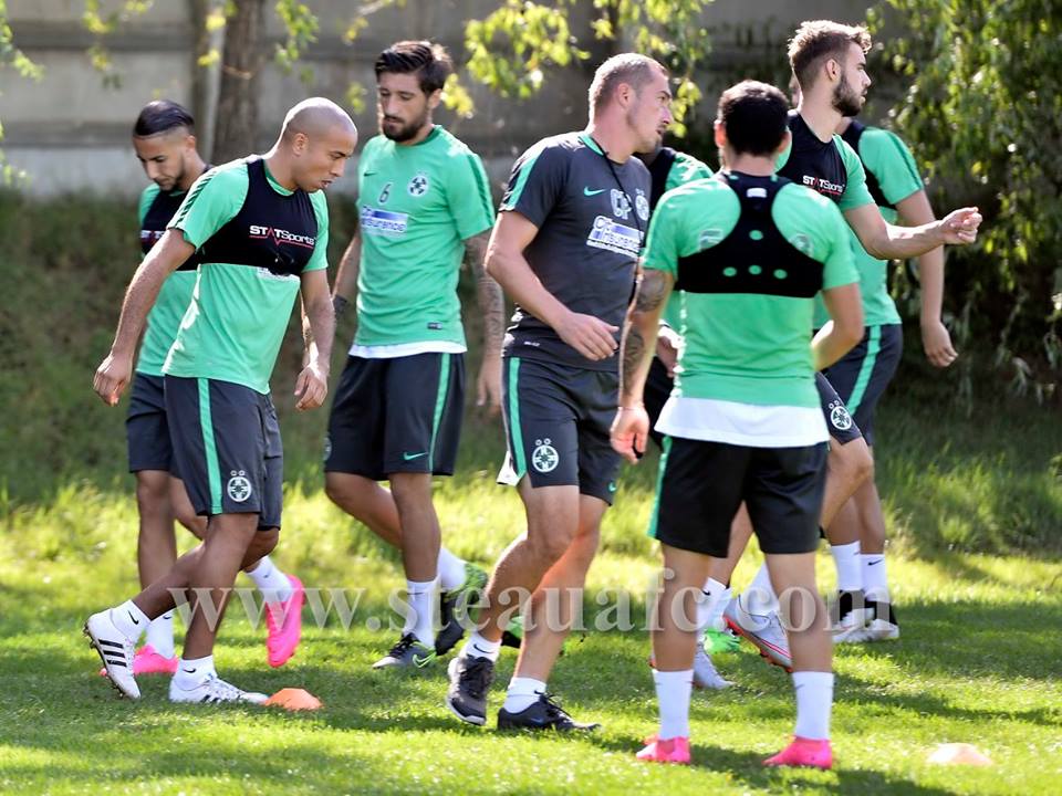 Steaua l-a prezentat oficial pe marocanul Houssine Kharja. Mirel Rădoi: "Să nu se aştepte ca Houssine să decidă singur meciurile" / GALERIE FOTO