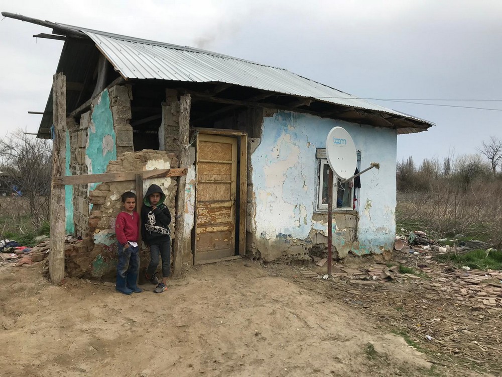 Dinamovistul Hanca "a adoptat" o familie de oameni sărmani dintr-un sat din Bărăgan / GALERIE FOTO