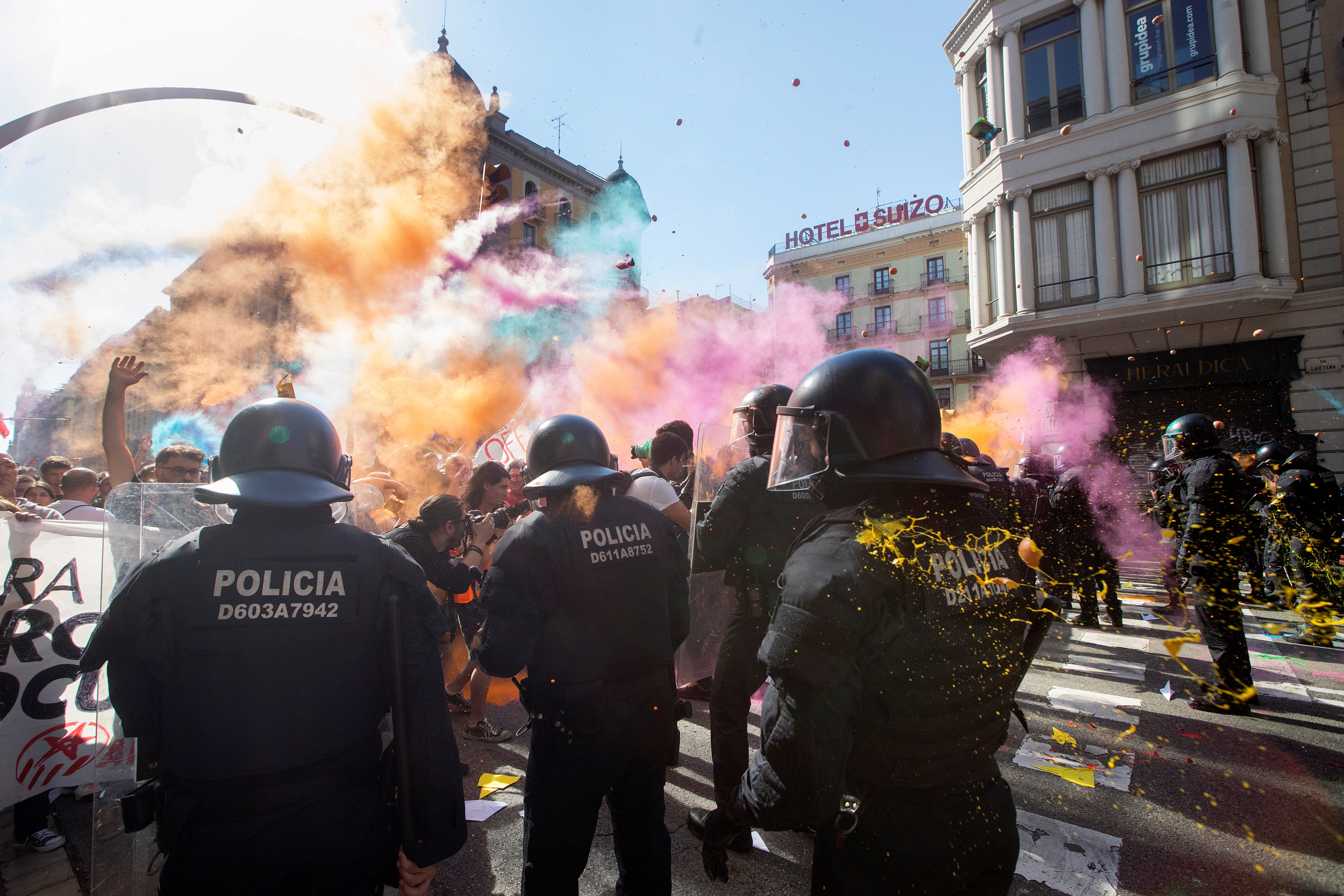 FOTO | Violențe la Barcelona între separatiștii catalani și poliție