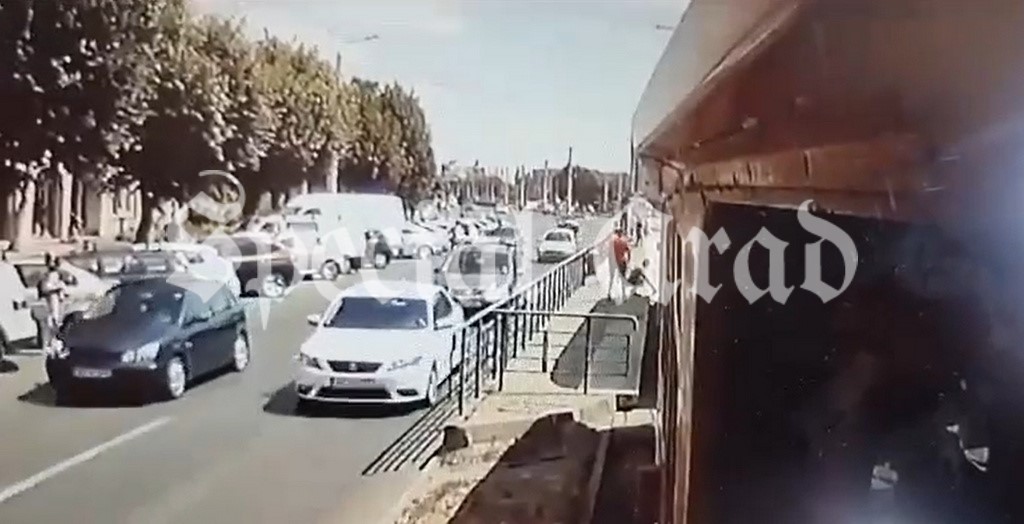 Momentul când o mamă e târâtă de tramvai, în Arad, după ce a urcat căruciorul fiicei sale de 12 ani, cu dizabilități, a fost filmat. Femeia a murit la spital
