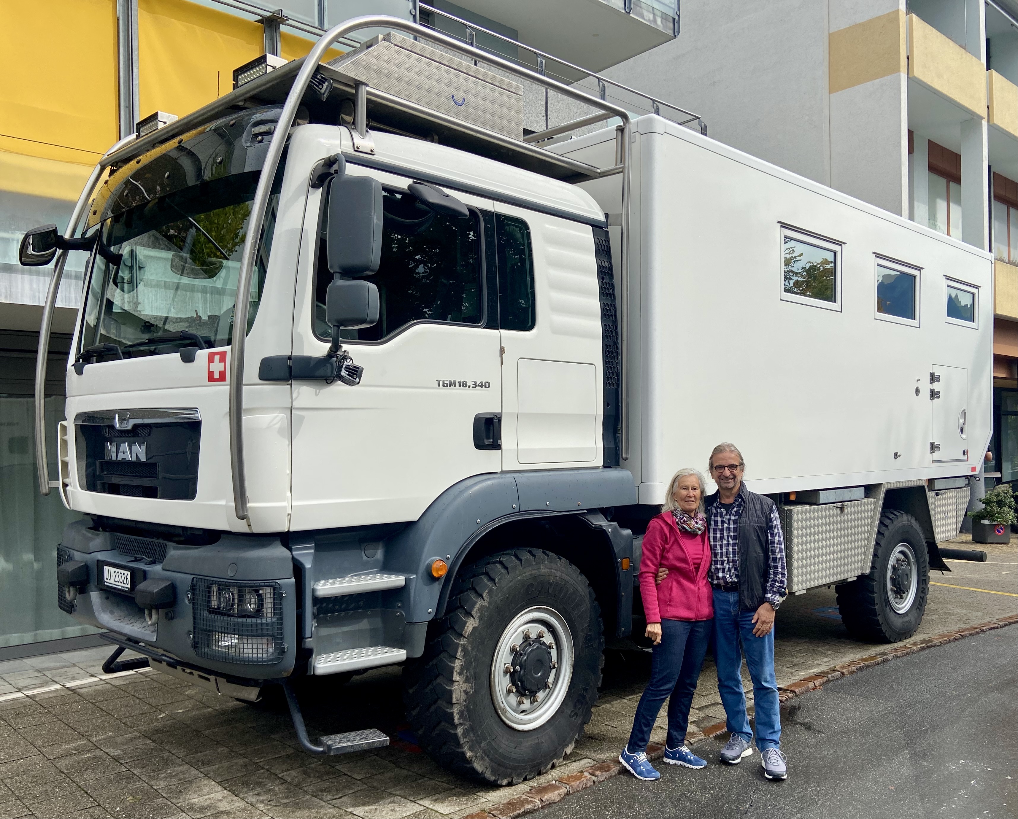 Doi pensionari din Elveția călătoresc în jurul lumii cu un camion. „Cel mai frumos lucru e că putem rămâne unde ne place”