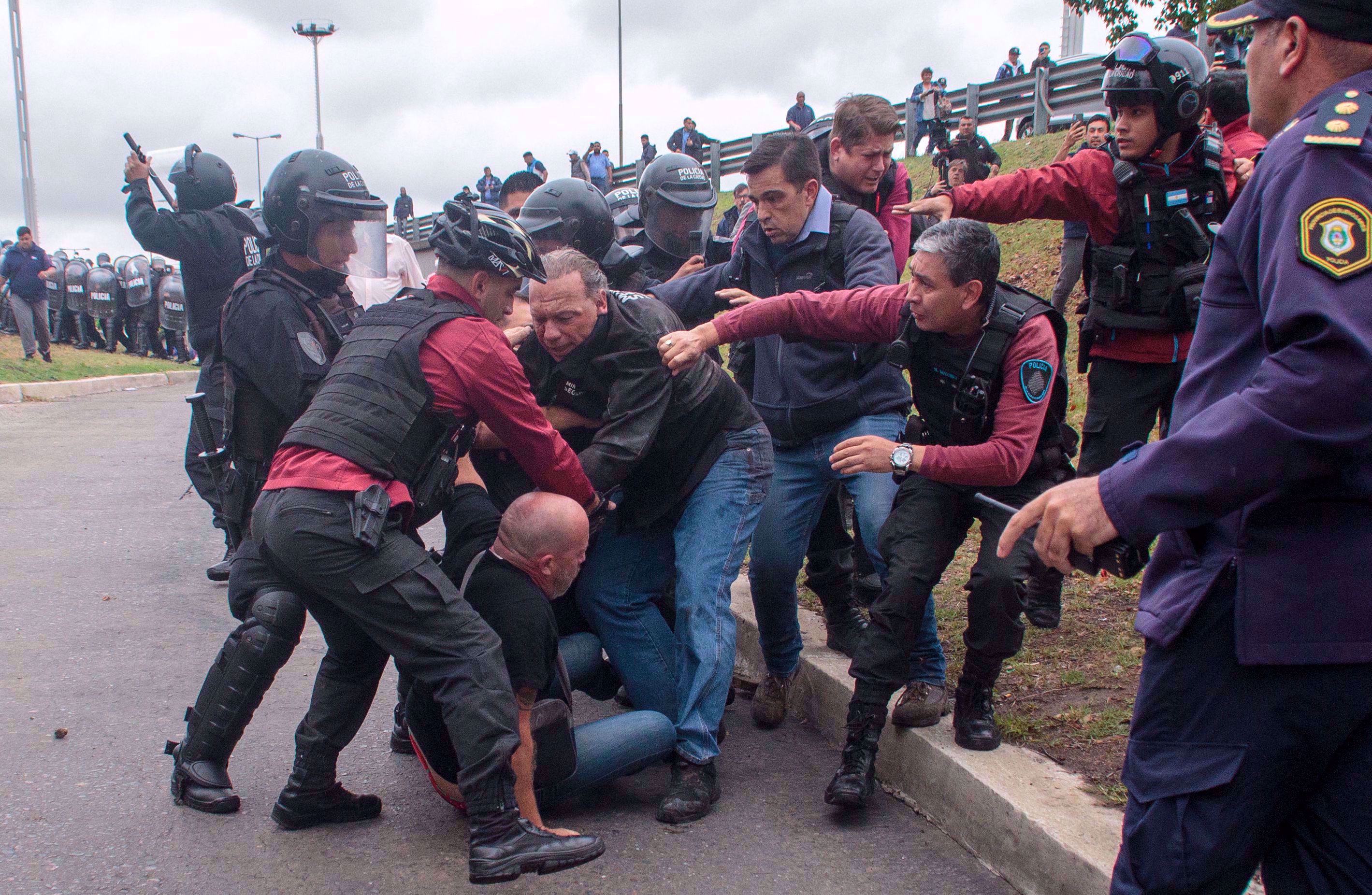 Un ministru argentinian a fost bătut violent de şoferii de autobuz furioşi din cauza morţii unuia dintre colegii lor