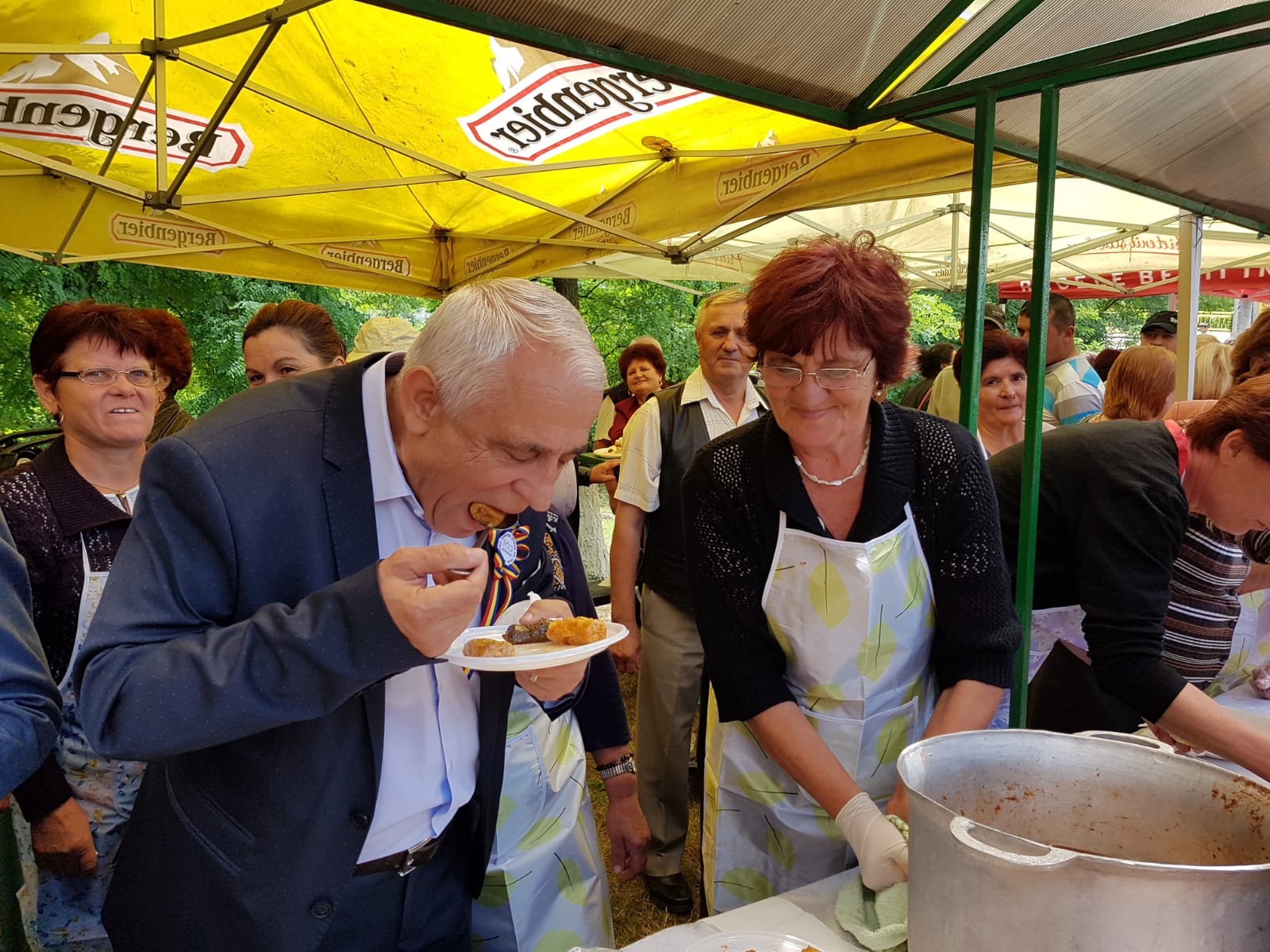 Petre Daea a înfulecat sarmale direct din oală, la ziua unei comune din Vaslui: "Imi era foame cu adevărat. Nu am mâncat de ieri"