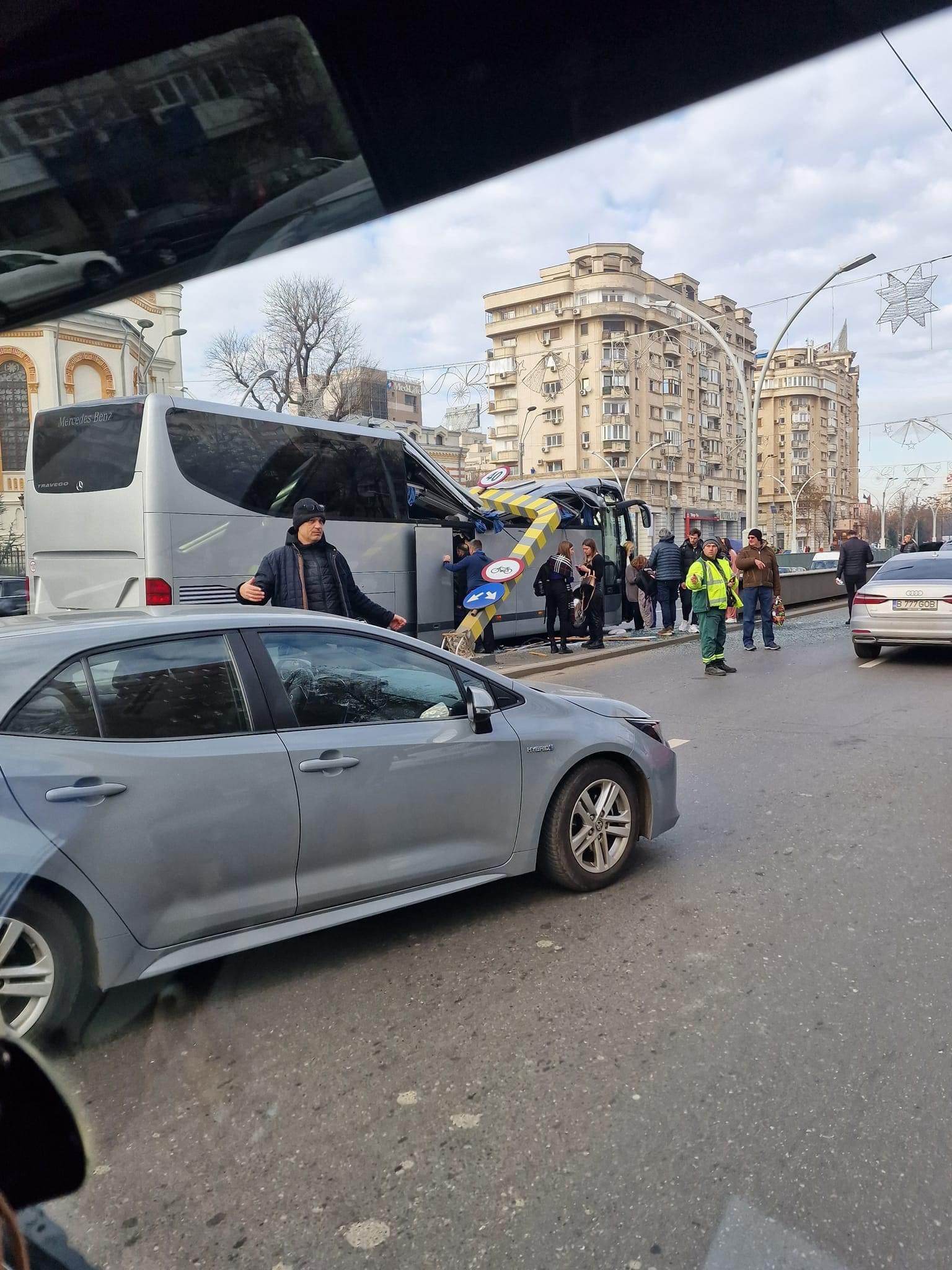 Impact violent la intrarea în Pasajul Unirii. Un mort și 24 de răniți, după ce un autocar cu turiști a intrat în limitatorul de înălțime