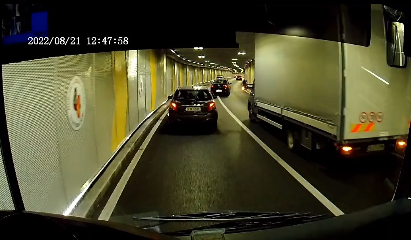 Pasajul Unirea din București, blocat din nou. Un camion a rămas înțepenit