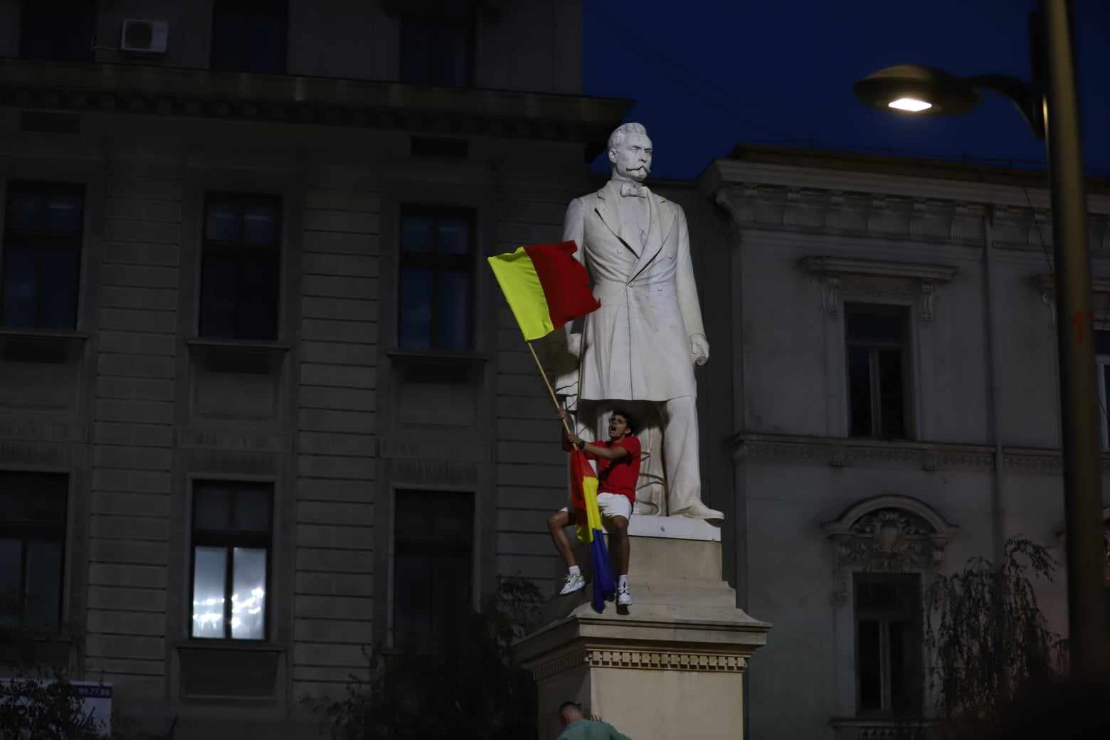 Sărbătoare și la București! Atmosferă incendiară în Piața Universității după ce tricolorii s-au calificat în optimi la Euro 2024