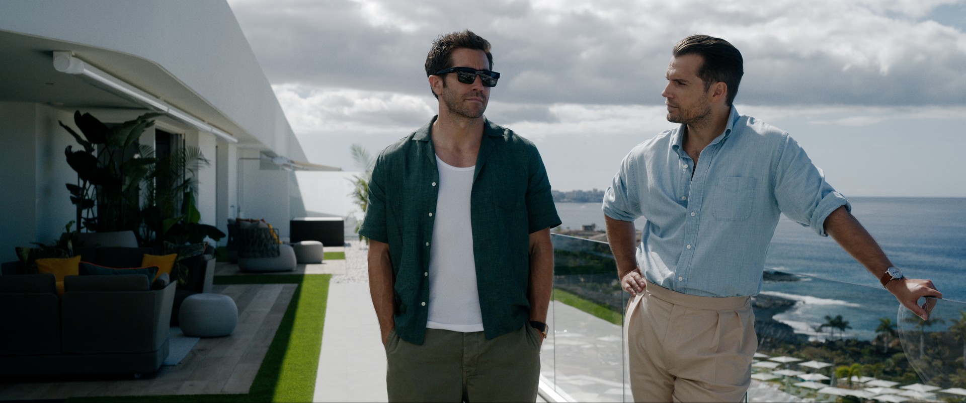 Noul filmul al lui Guy Ritchie vrea să cucerească publicul din România. Henry Cavill și Jake Gyllenhaal sunt în rolurile principale