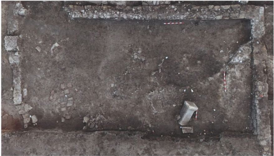 Falus sculptat, în lungime de 26,5 centimetri, descoperit în „orașul de aur” de lângă Alba Iulia. „Avea rol în lupta împotriva «Ochiului Rău»”