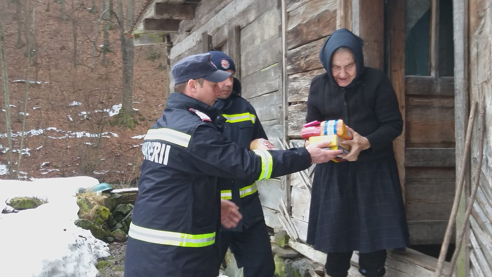 Ajutor nesperat pentru bătrânii din satele risipite din Munții Apuseni. Pompierii le-au adus în ranițe mâncare și apă / FOTO