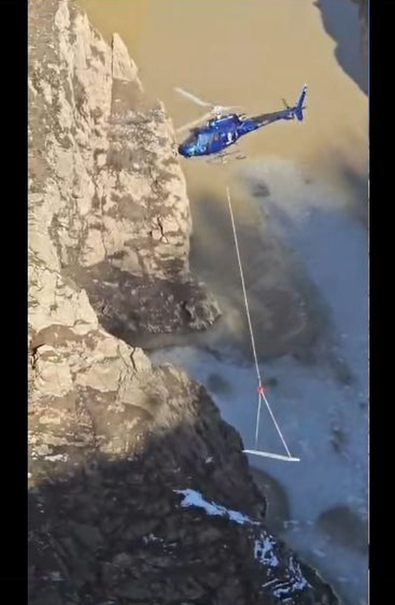 Când se reumple lacul Vidraru: a fost adus inclusiv un elicopter la baraj