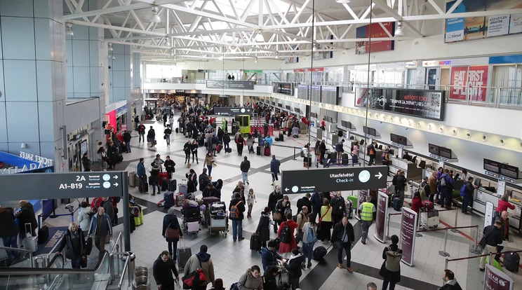 Több száz szurkoló ragadt Ferihegyen: lincshangulat alakult ki a reptéren
