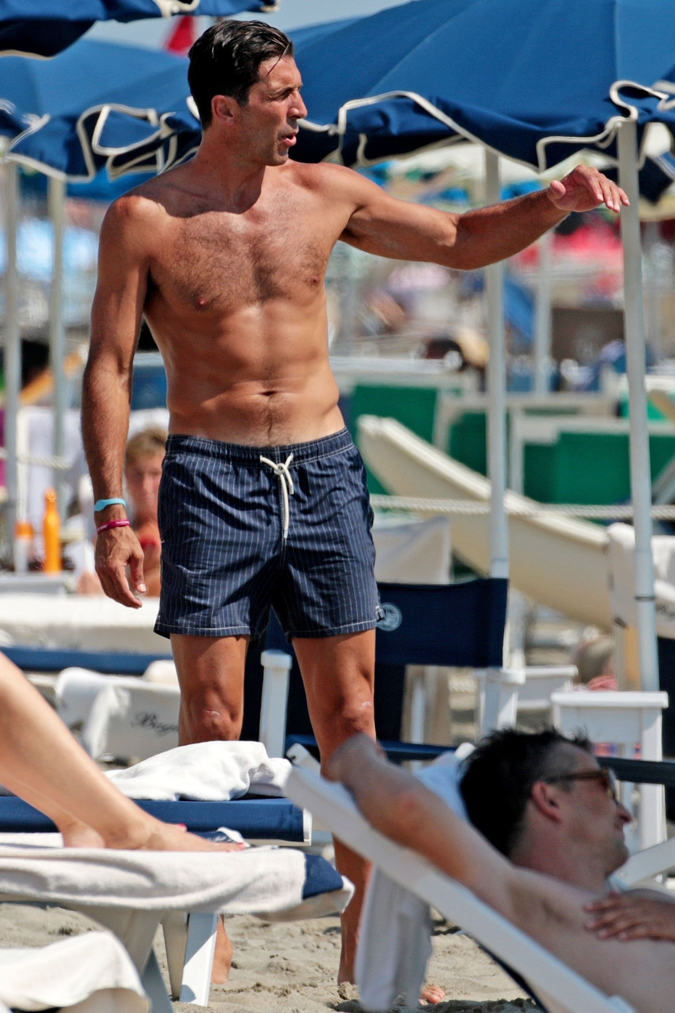 Gianluigi Buffon s-a bronzat pe Riviera italiană, după ce a semnat pentru PSG / GALERIE FOTO