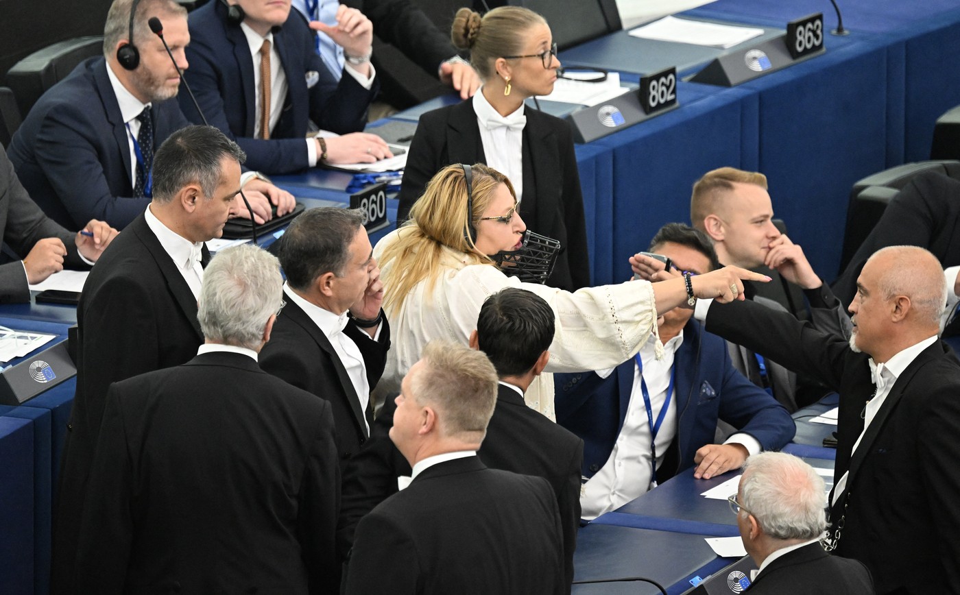 Scandalul provocat de Diana Șoșoacă în PE, care a dus la evacuarea ei din plen, relatat de presa internațională. Ce scriu AFP și Politico