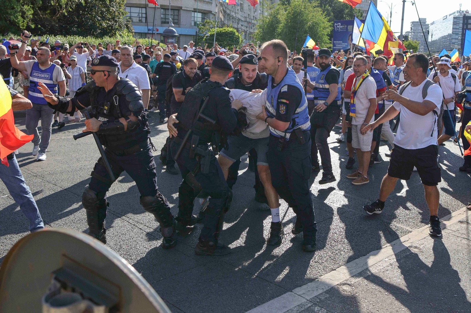 Fake-news-uri cu un jandarm care calcă drapelul și unul care plânge la mitingul pro Călin Georgescu, distribuite pe rețelele sociale, demontate de jandarmi