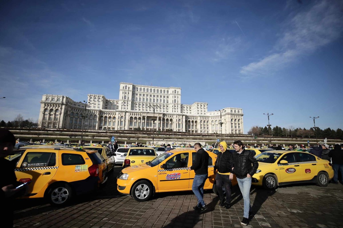 Sute de taximetrişti au protestat din nou în Piaţa Constituţiei. Ce revendicări au avut