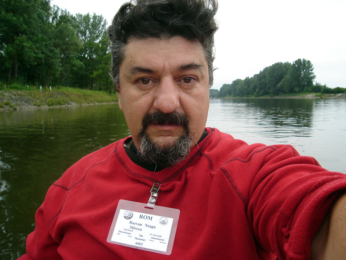 “Legendarul”, primul român care a străbătut Dunărea cu caiac construit în grădină. Răzvan e montaniard, pescar, bucătar, oenolog, parapantist și artist de circ!