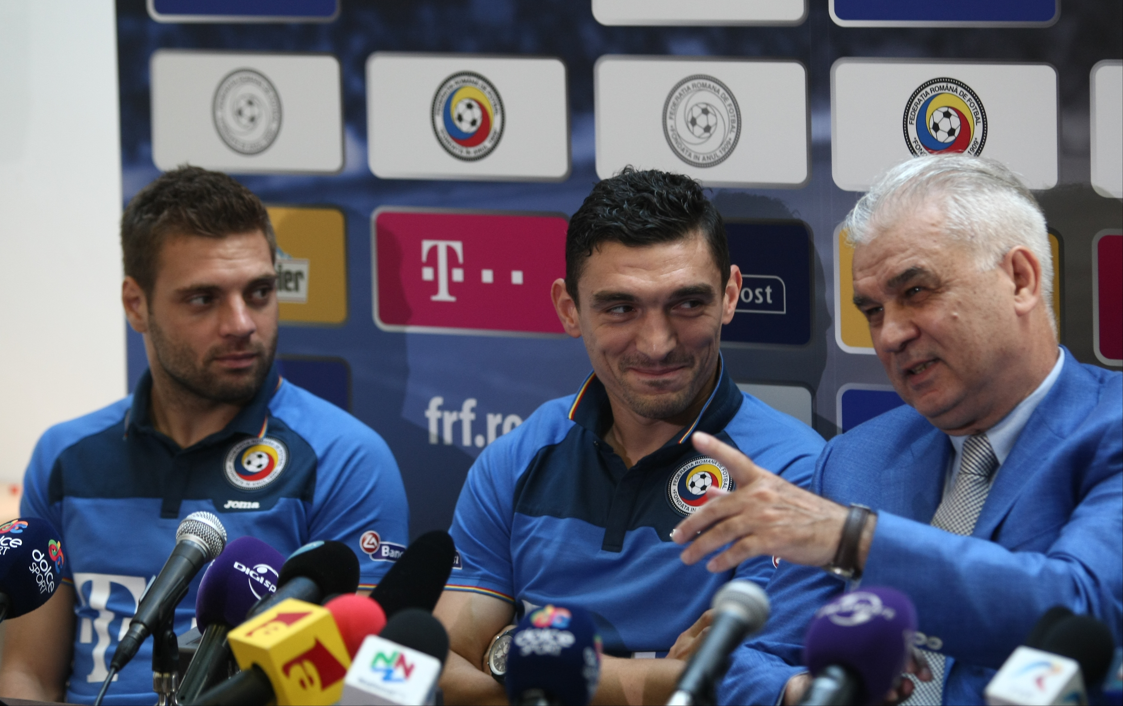 Schimb de replici fabuloase între Iordănescu și Budescu. ”Aștept să te apuci de fotbal”. ”Ce vrei, bă, cine ești?” / GALERIE FOTO