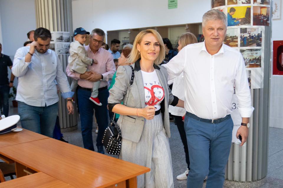 FOTO | Gabriela Firea, după votul la alegerile europarlamentare: "Am votat! Aşa cum am făcut mereu, de la 18 ani. Fără să mă împingă altcineva. Sau ca să fiu cool ori...pe val!"