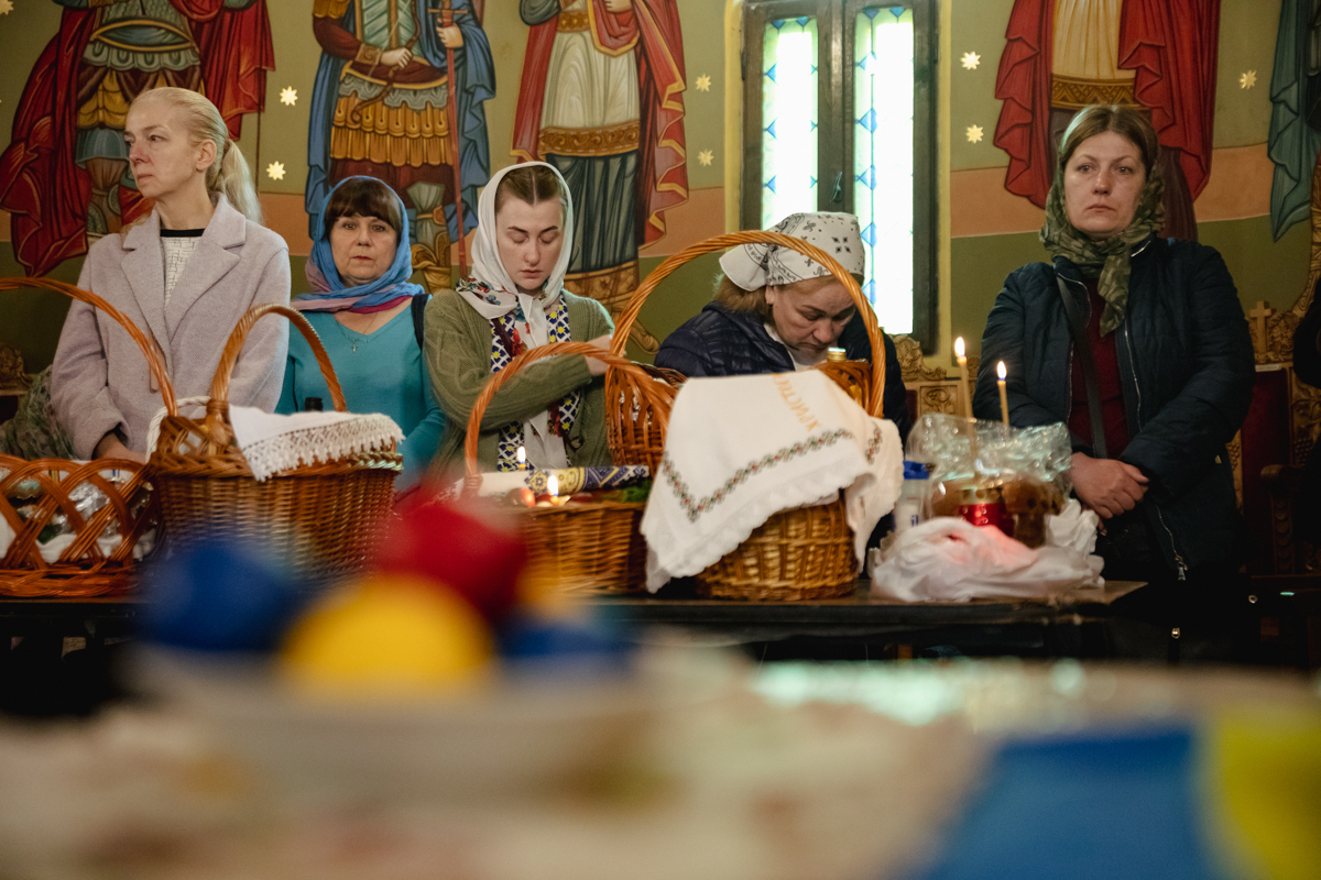 REPORTAJ. „Hrestos voskres!” Sute de refugiați s-au strâns la biserica ucraineană din Drumul Taberei: „Vom învinge, pentru că de partea noastră sunt dreptatea și pacea”