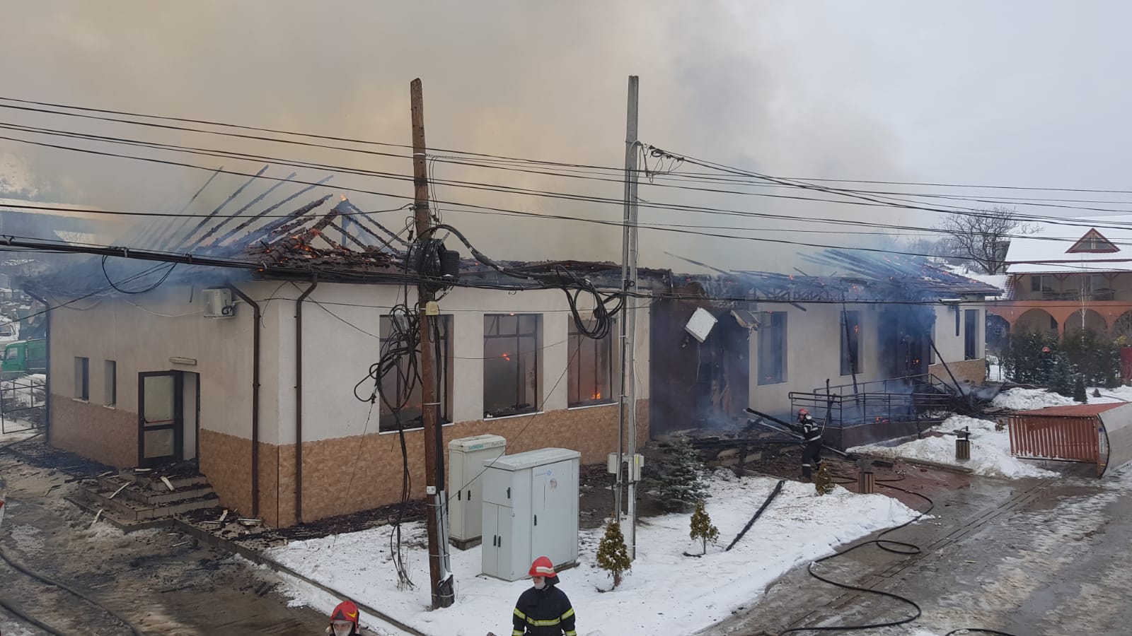 VIDEO&FOTO/ Incendiu puternic în localitatea vrânceană Fitionești. Primăria a fost cuprinsă de flăcări, iar angajații au reușit să iasă înaintea sosirii pompierilor