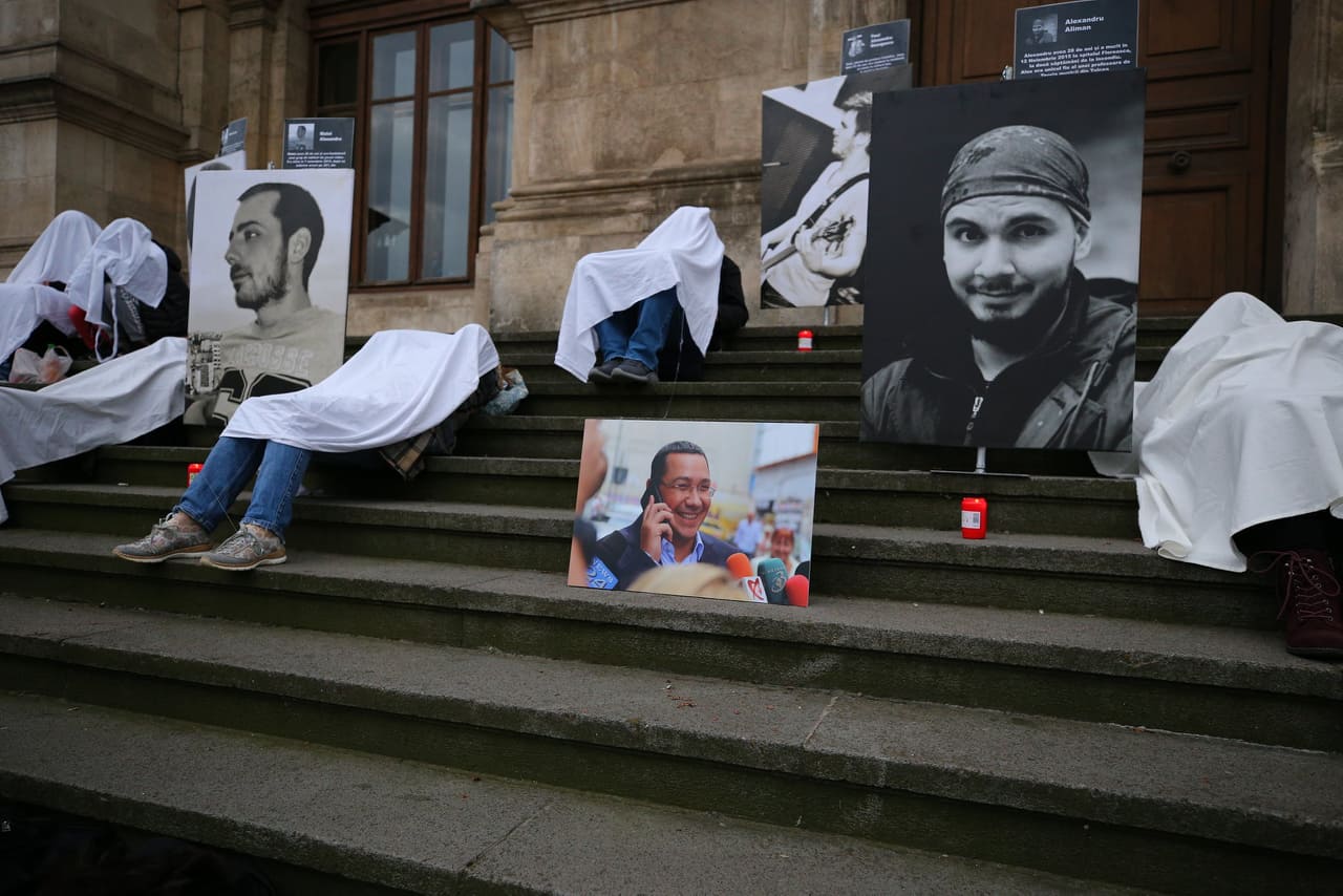 Protest la Curtea de Apel: rudele victimelor din Colectiv, acoperite cu cearșafuri albe, lângă fotografiile cu cei dragi
