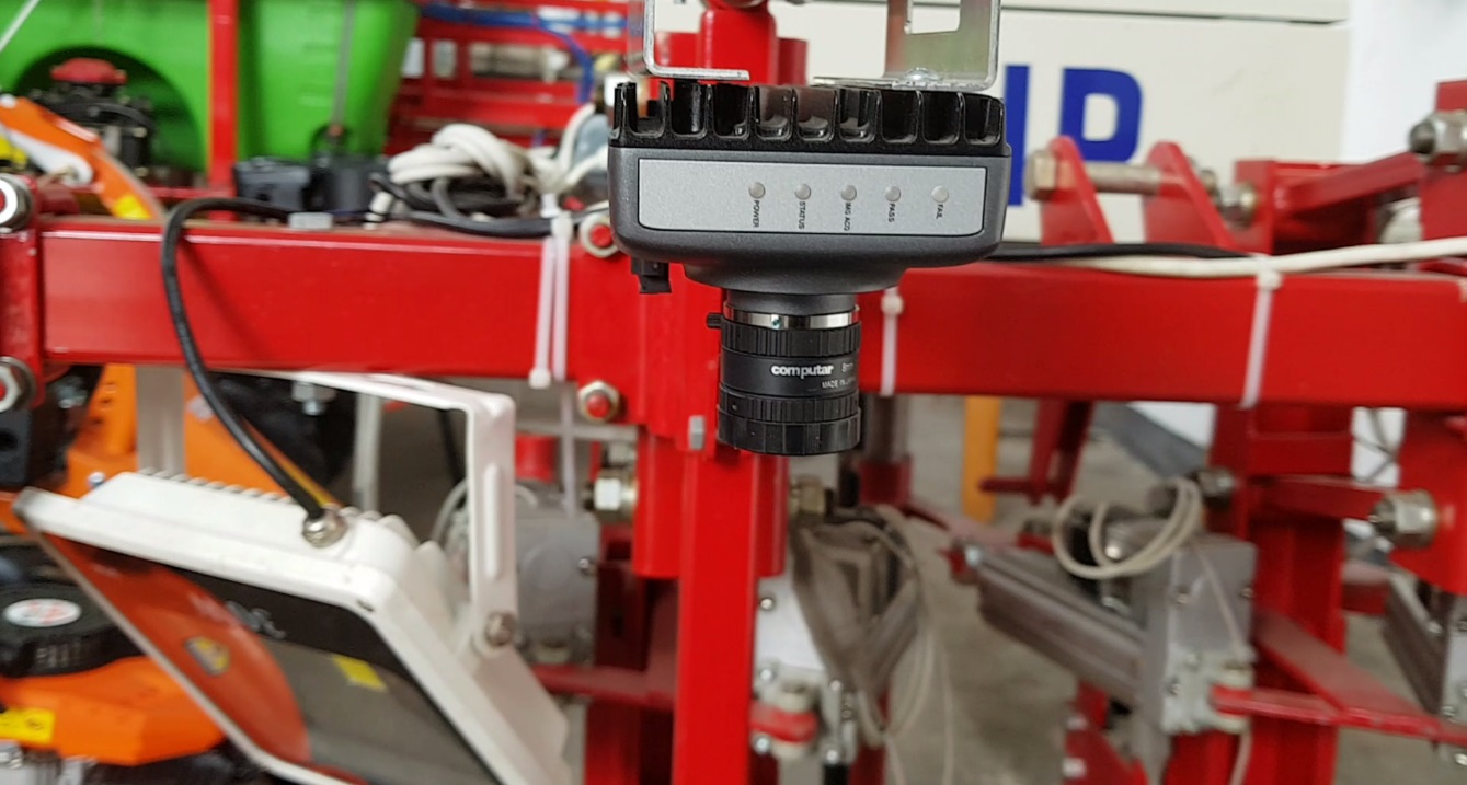 VIDEO/ Invenție românească. Tractorul care omoară buruienile cu apă chioară