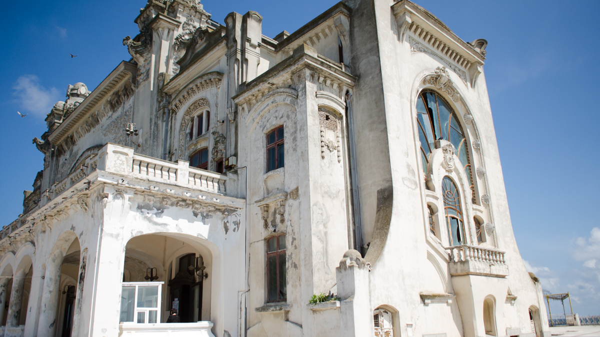 REPORTAJ: Acces liber la parterul Cazinoului, de ziua Constanței. Mirosul de mucegai și umezeala i-a făcut pe mulți să își încheie rapid vizita