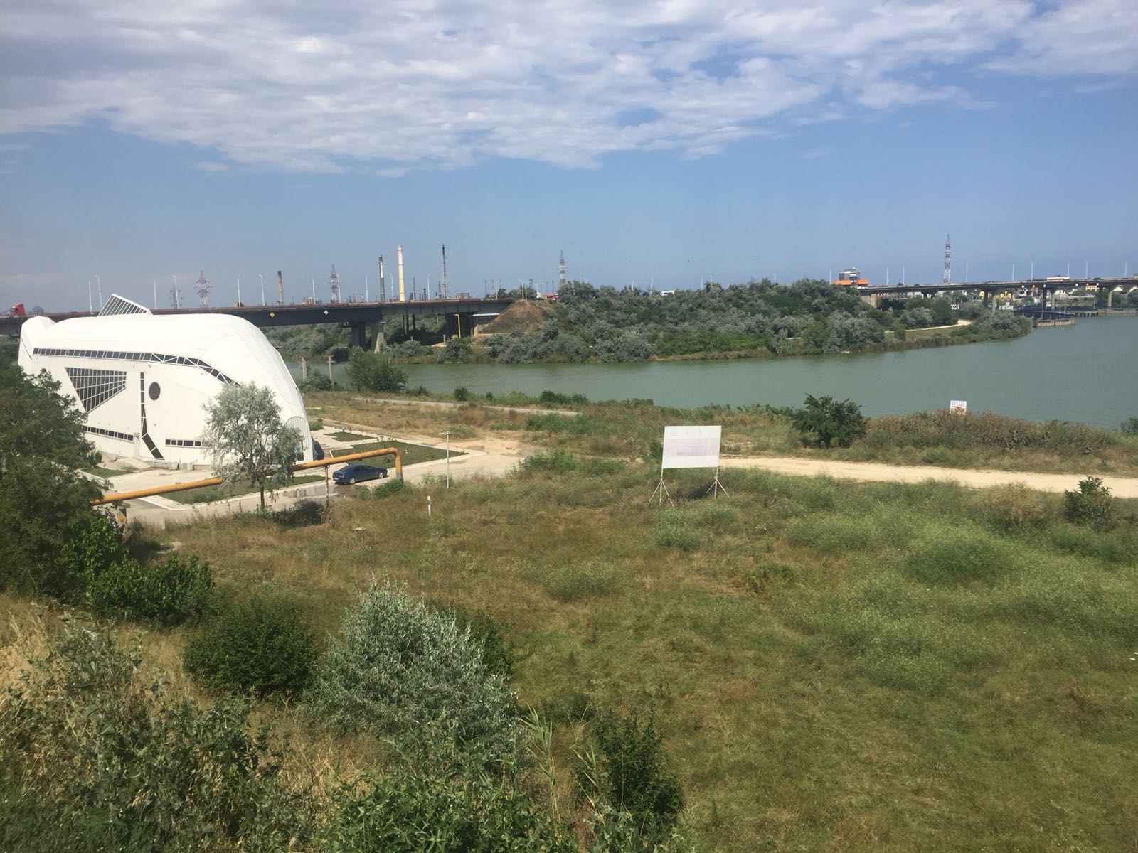 REPORTAJ/Piața de pește din Năvodari, un mastodont construit cu bani europeni, zace nefolosit. 1,5 milioane de euro, aruncați pe apa sâmbetei