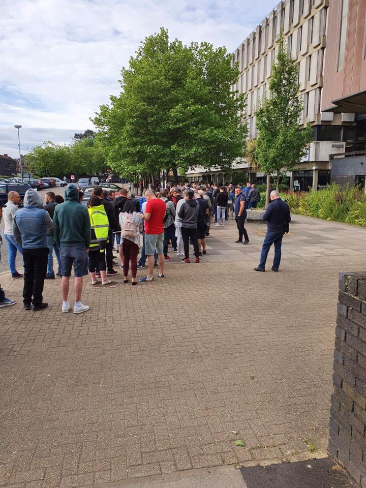 FOTO, VIDEO | Imagini incredibile la Londra: coadă interminabilă la secția de votare din cartierul botezat „Little Romania”! Mobilizare exemplară a diasporei și în Germania, Italia, Olanda și Belgia