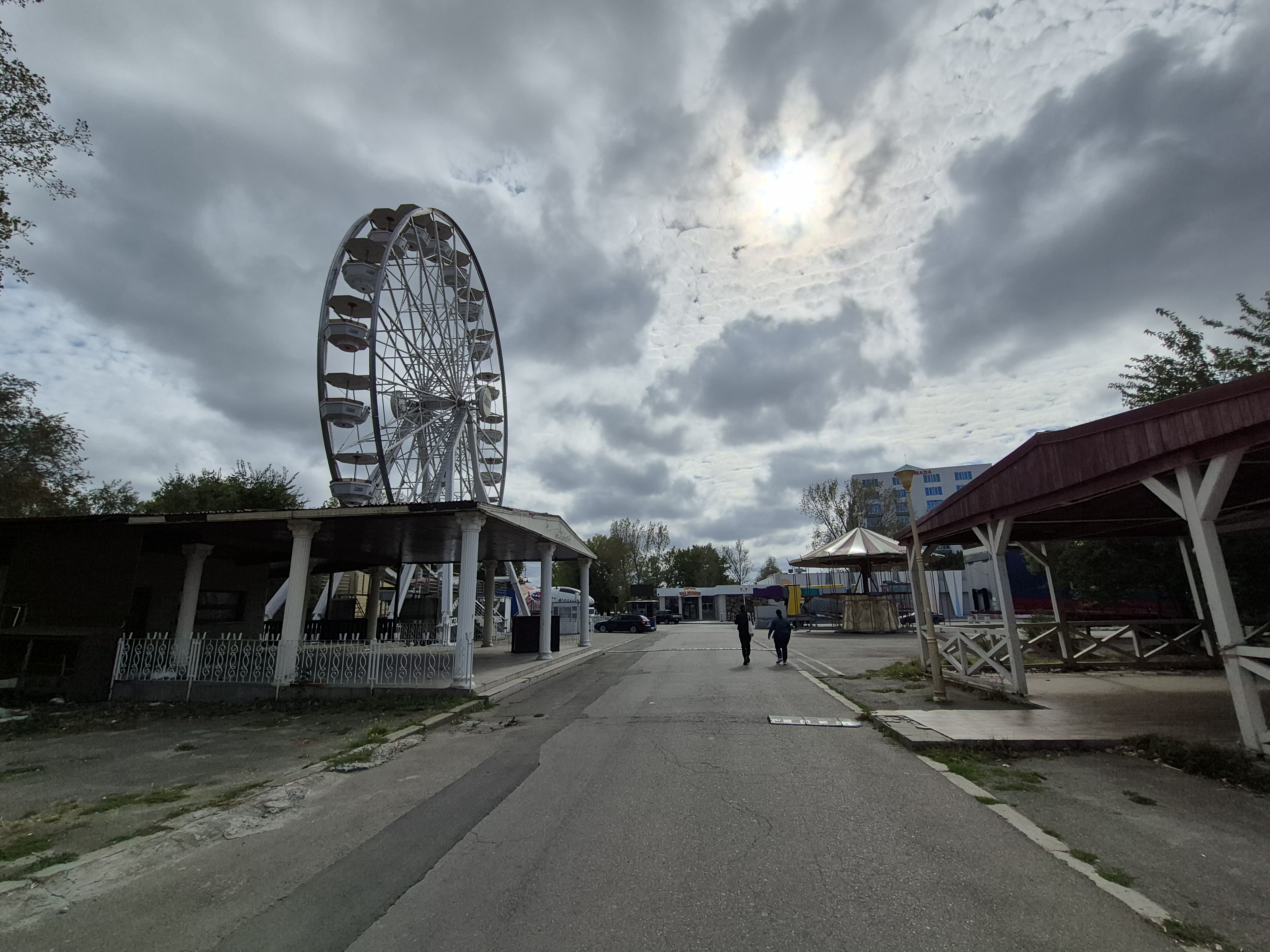 Sfârșit de sezon la Mamaia: turiștii au plecat, iar parcul de distracții din Satul de Vacanță a rămas pustiu