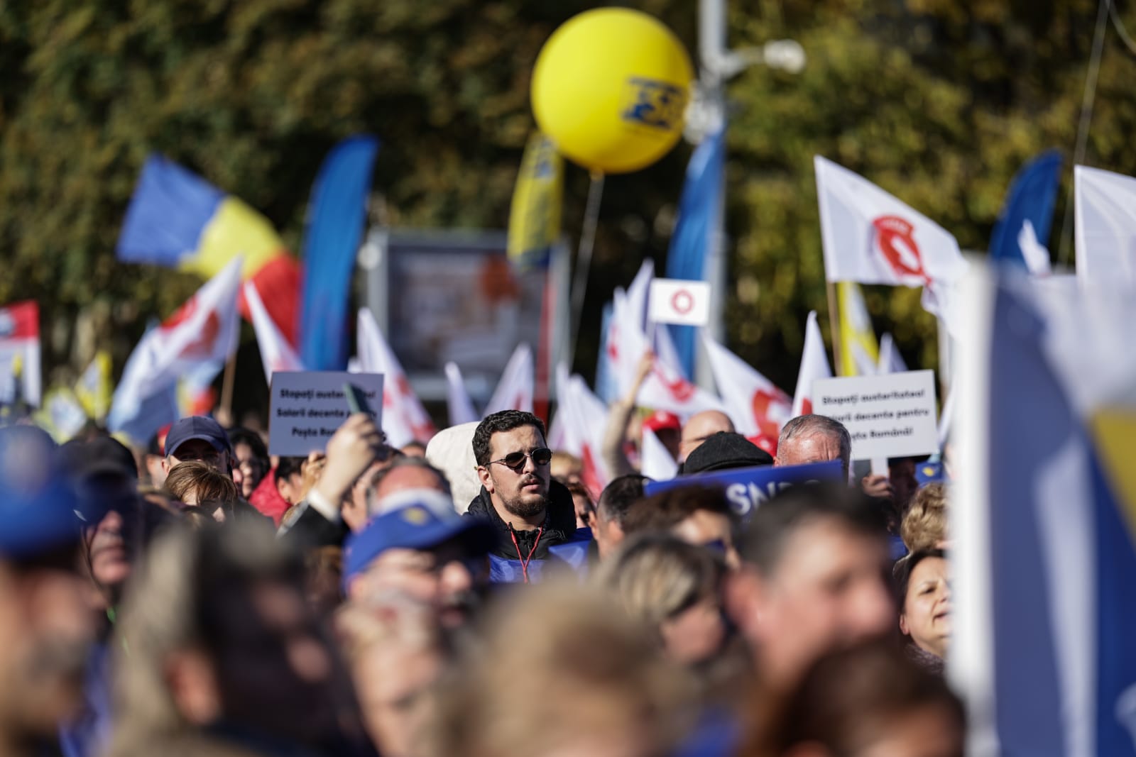 Mii de oameni au protestat în Piața Victoriei  pentru creşterea salariului minim şi a pensiilor. Sloganurile politice, interzise