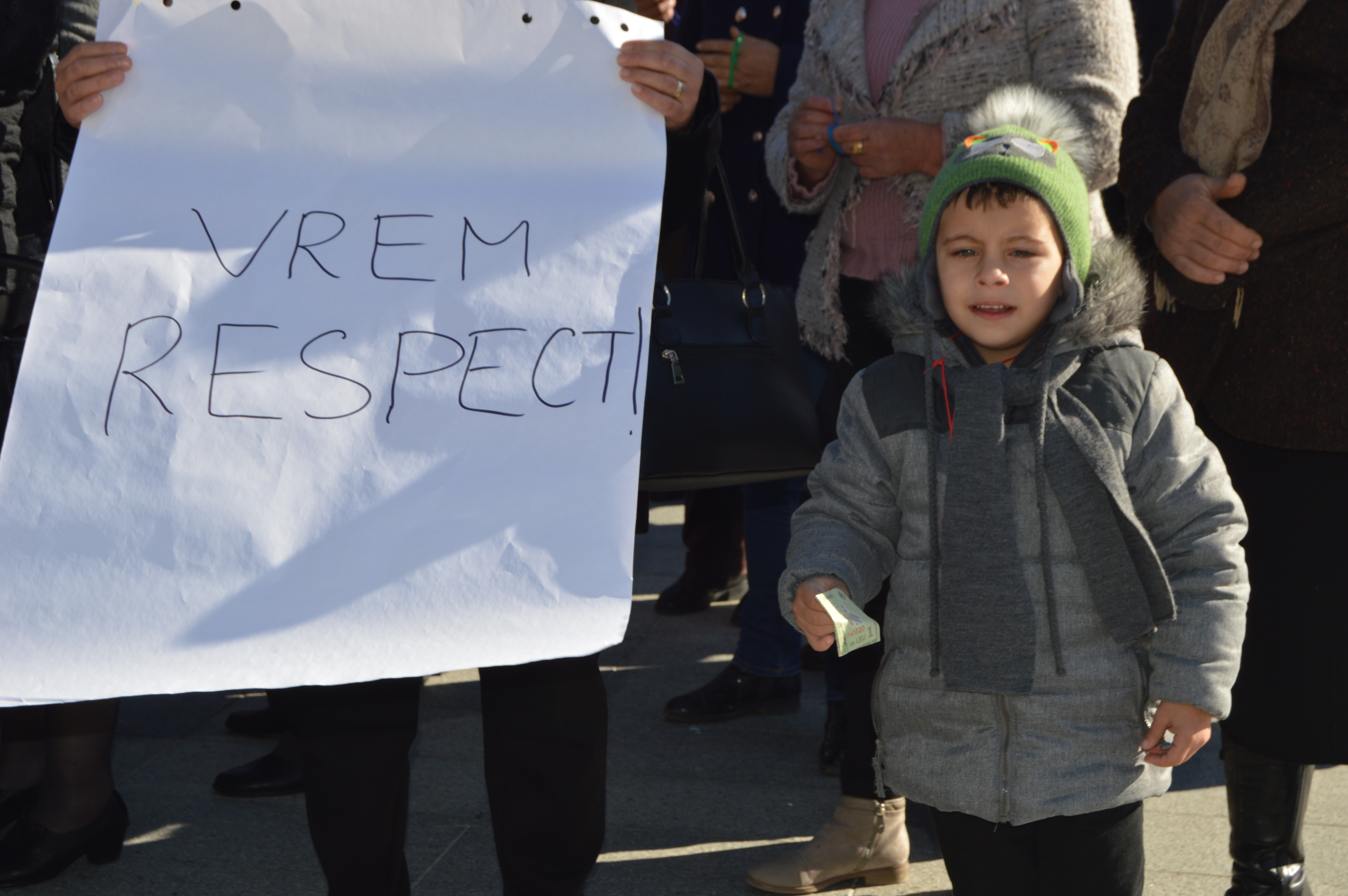 Copil aflat în plasament, dus la un miting în Vaslui pentru drepturi salariale. Asistentul maternal este acum anchetat| GALERIE FOTO