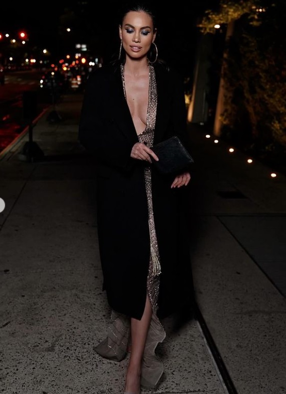 Singura româncă prezentă la petrecerea Met Gala 2024. Alina Pușcău a îmbrăcat o rochie elegantă, foarte decoltată