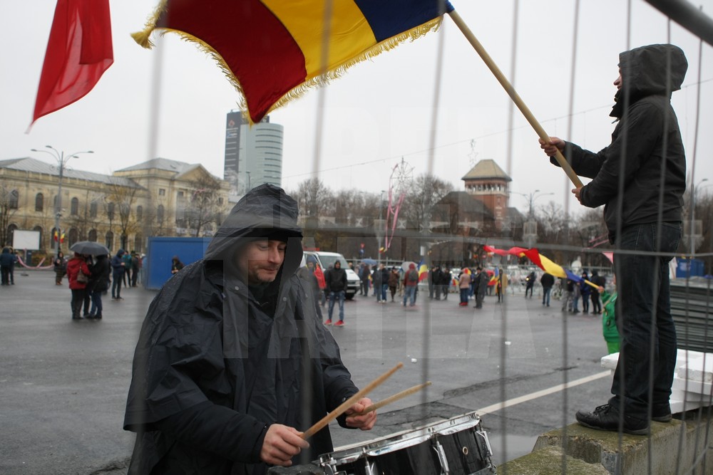 UPDATE. Protest și incidente în Piața Victoriei. Anchetă MAI după împiedicarea organizării târgului de Crăciun/ FOTO