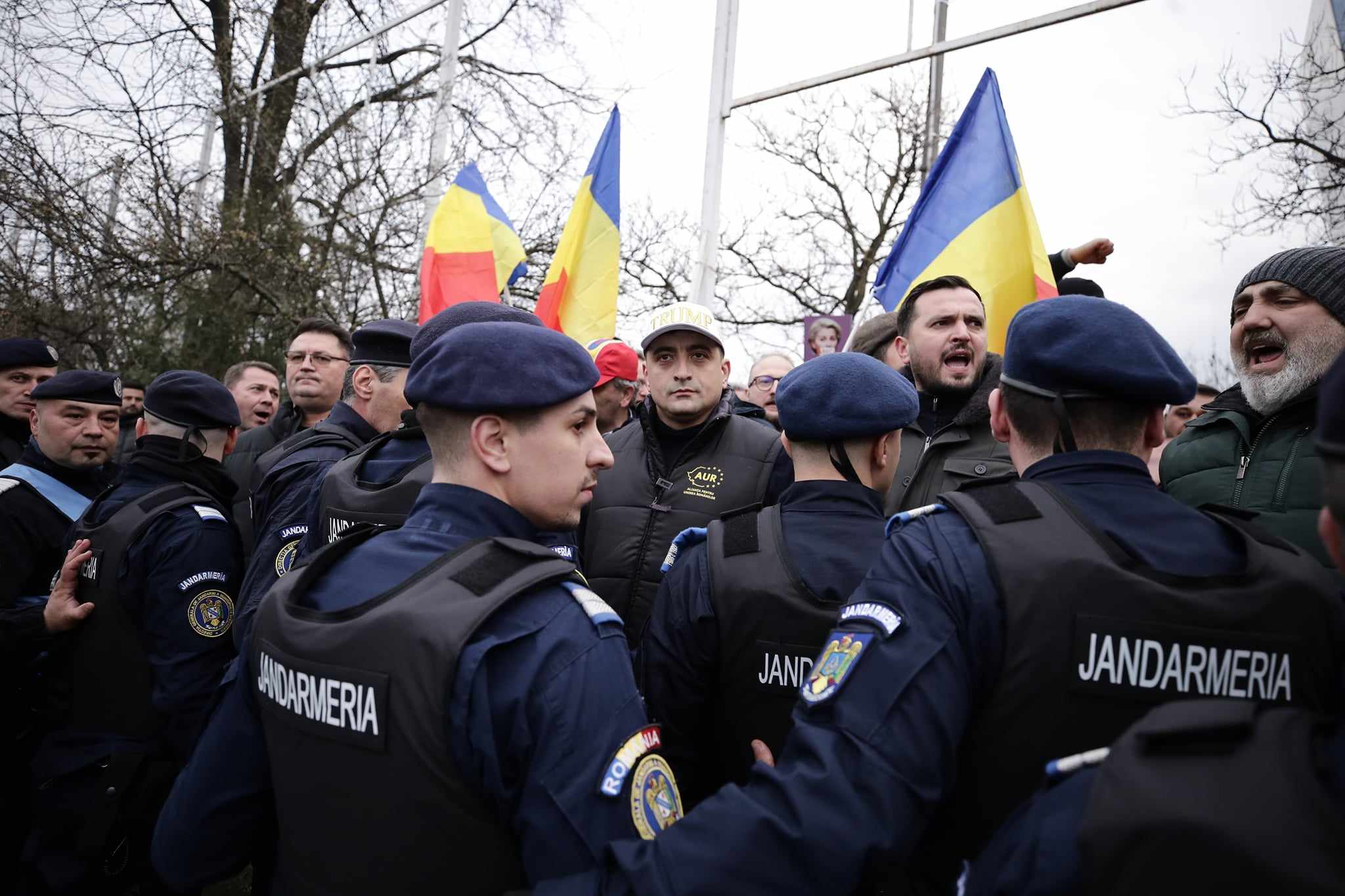 Protest AUR în timpul Congresului PPE de la București. Manifestanții s-au îmbrâncit cu jandarmii: „Ursula, nu uita, România nu te vrea!”