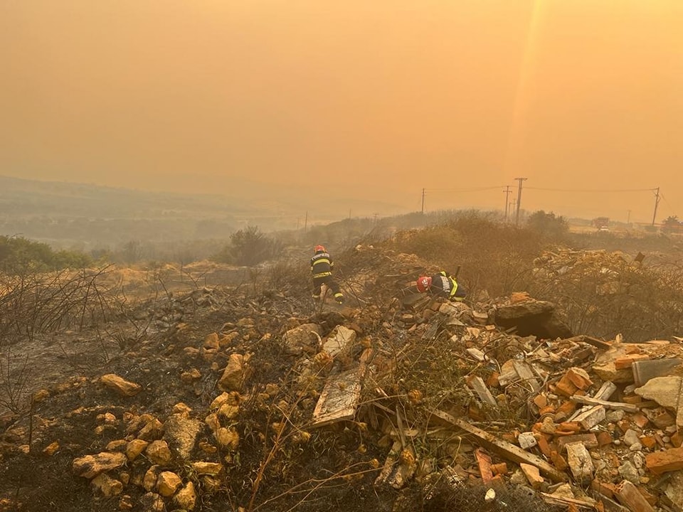 Pompierii români, trimiși din nou în Grecia. Imagini de la prima lor misiune, la un incendiu care amenință un spital