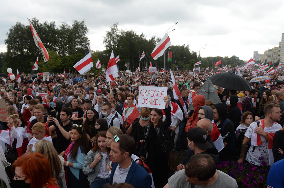 Protest uriaș la Minsk, în a patra săptămână de manifestații anti-Lukaşenko. Peste 30 de oameni au fost arestaţi