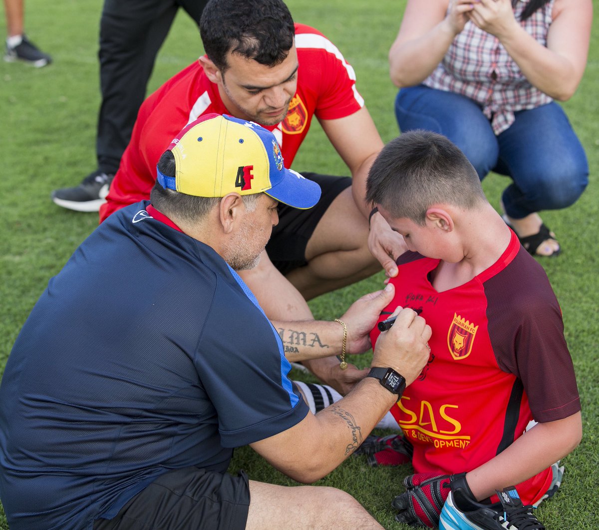 Maradona și Răzvan Lucescu, gesturi impresionante pentru niște copii infirmi | GALERIE FOTO&VIDEO