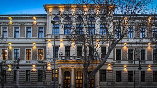 Lázadás a Budapesti Gazdasági Egyetemen – a rektor távozását követelik, nagy a baj